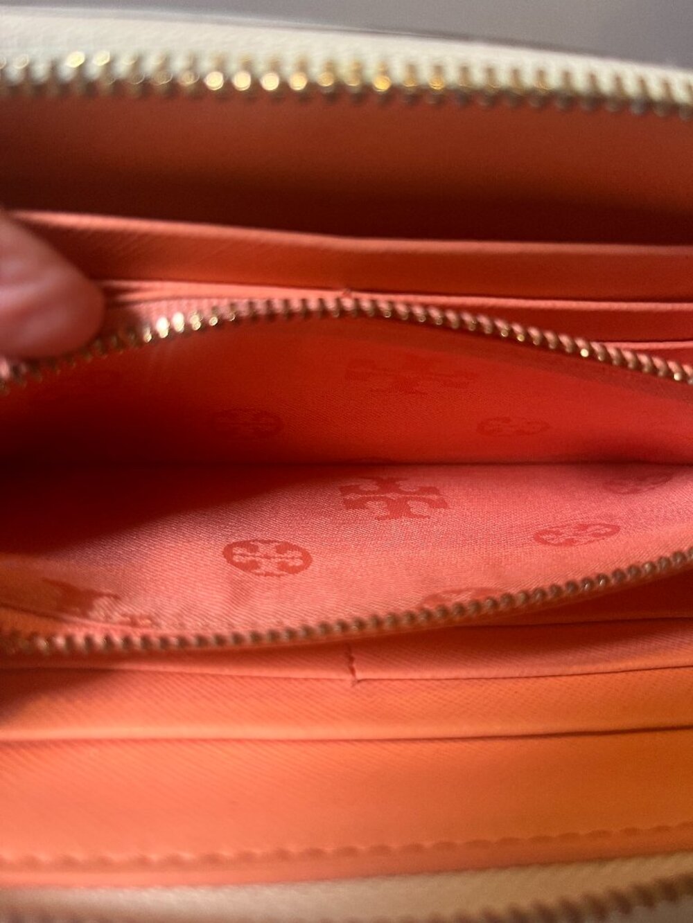Tory Burch Robinson Ivory Zip Continental Wallet - Picture 9 of 9